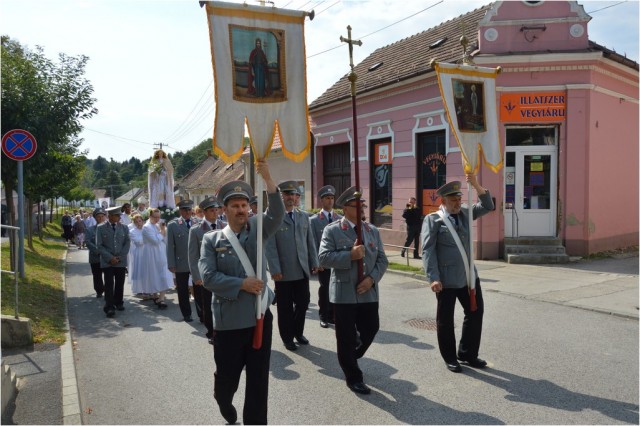 Mária neve napi búcsú körmenet