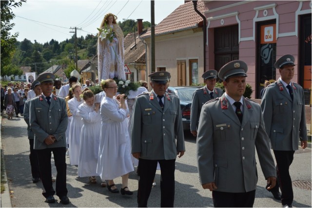 Mária neve napi búcsú körmenet