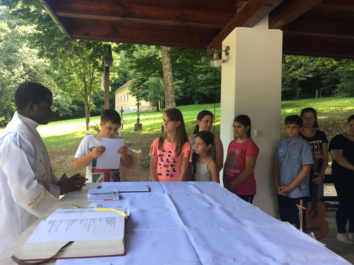 elsőáldozásra készülő gyerekek napközis tábora